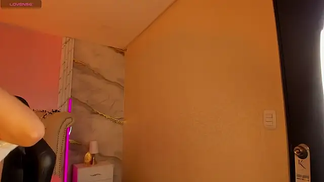 EmmaStonns online show from April 21, 2026, 12:44 pm