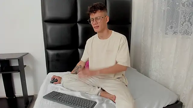 LittleMax23 online show from October 18, 2025, 1:12 pm