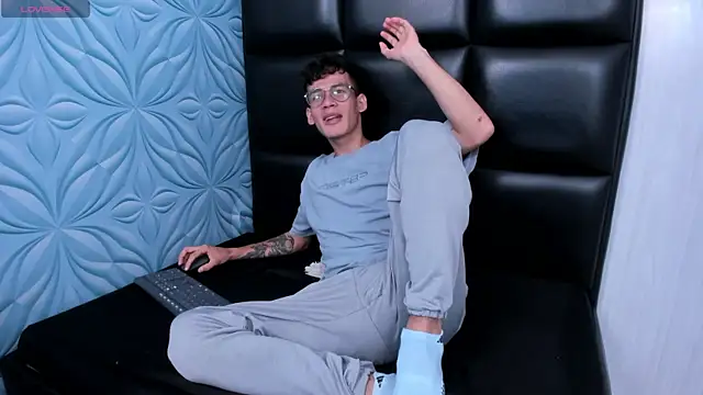 LittleMax23 online show from October 30, 2025, 12:39 pm