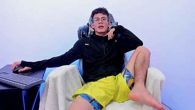 LittleMax23 online show from November 5, 2025, 6:52 pm