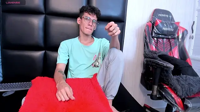 LittleMax23 online show from November 9, 2025, 12:47 pm