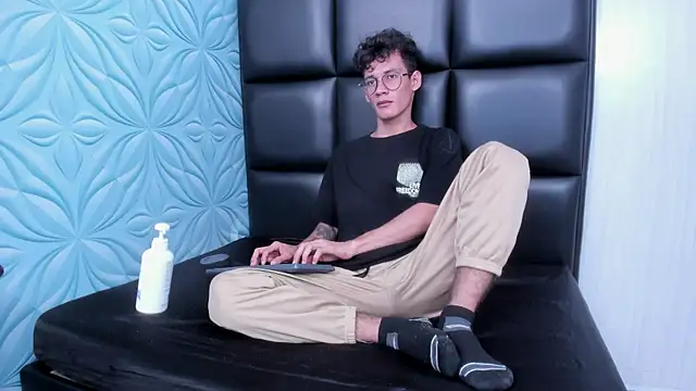 LittleMax23 online show from November 29, 2025, 1:14 pm