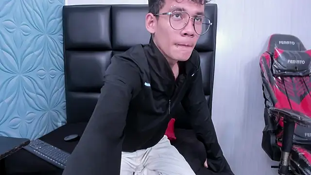 LittleMax23 online show from November 30, 2025, 12:53 pm