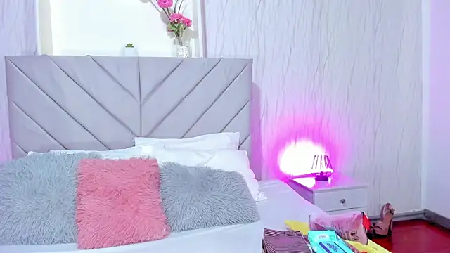 Victoria Guzman online show from October 13, 2025, 1:33 pm