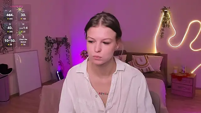 Lisa Blossom online show from July 10, 2026, 5:01 am