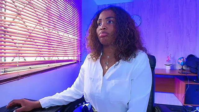 ArianaBeake online show from December 2, 2025, 9:43 pm