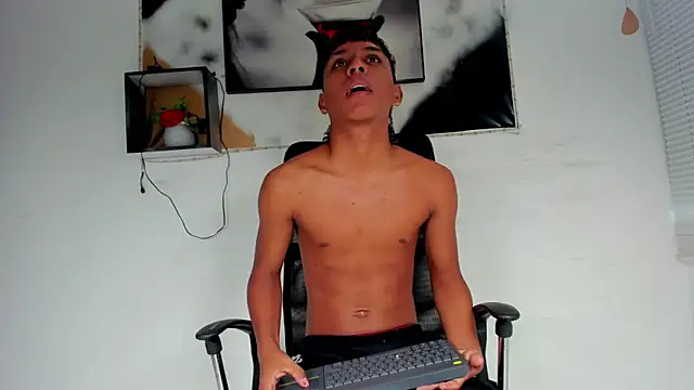 tyler twink boy online show from November 10, 2025, 12:37 pm