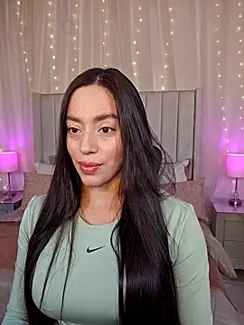AriadnaTaylor online show from June 19, 2026, 4:33 pm