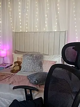 AriadnaTaylor online show from August 3, 2026, 8:34 pm