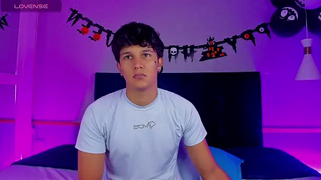 Leo Savage  online show from October 24, 2025, 3:47 am