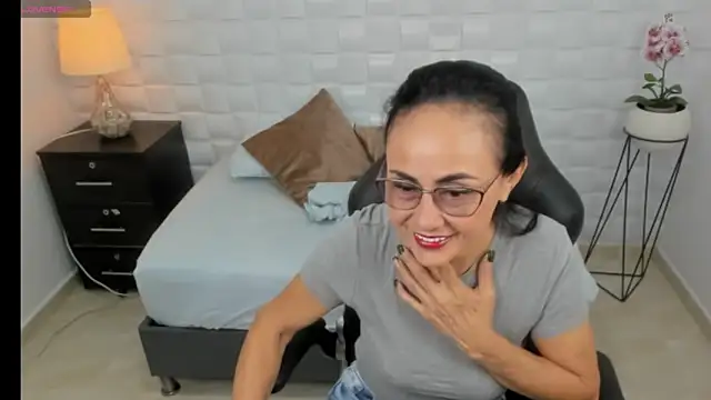 yulitza1025 online show from October 9, 2025, 12:14 pm