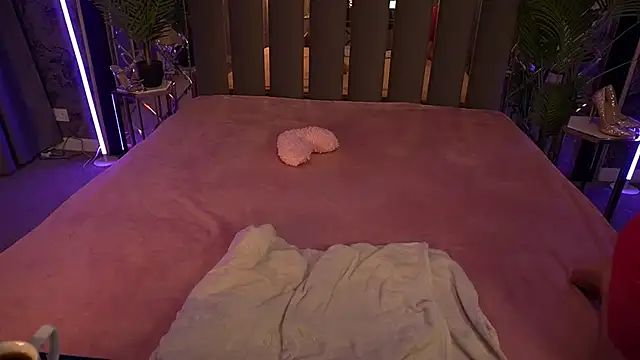 RedDoll  online show from October 12, 2025, 7:46 pm