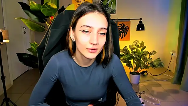 Snapshot of olivianorton chatting on October 4, 2025, 10:35 am olivianorton online show from October 4, 2025, 10:35 am