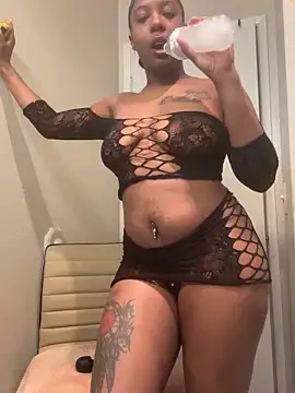 ObsessedWLyla online show from November 7, 2025, 7:41 am