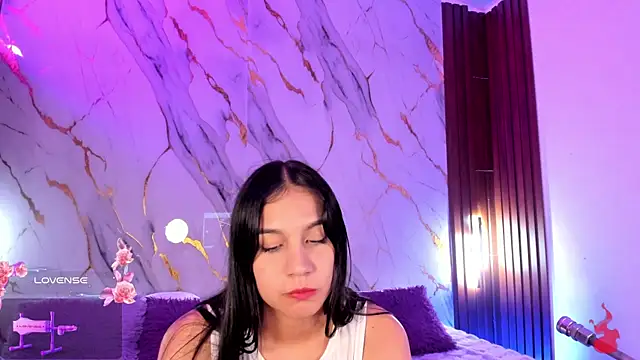 Emmiicute online show from April 21, 2026, 1:42 am