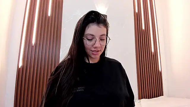 CarolinaMejia online show from October 17, 2025, 11:40 pm