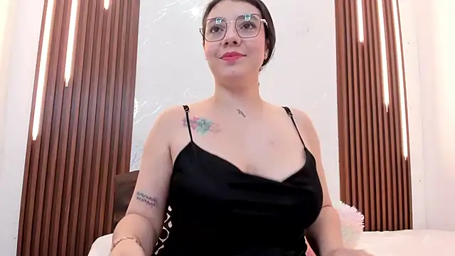 CarolinaMejia online show from December 3, 2025, 4:05 pm