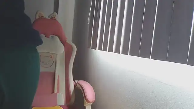 Crystal Star  online show from October 21, 2025, 5:02 pm