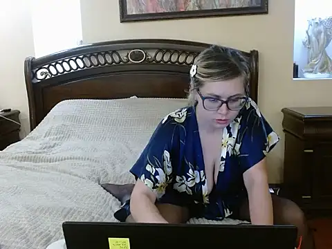 Crystal00Girl online show from November 14, 2025, 7:34 pm