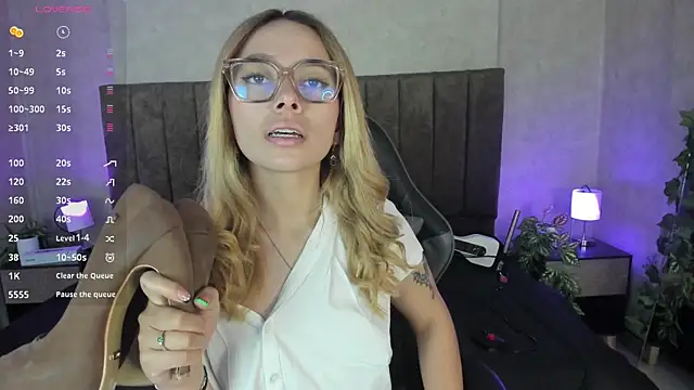 LanaMills  online show from October 30, 2025, 5:42 am