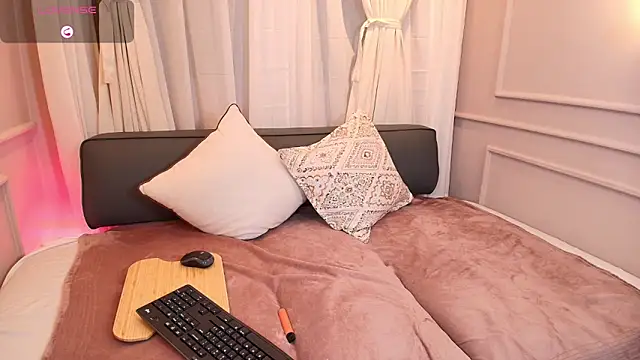 Nahomi key  online show from September 25, 2025, 8:01 pm