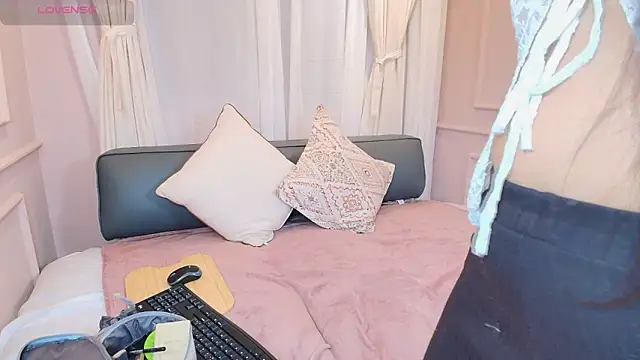 Nahomi key  online show from November 12, 2025, 7:57 pm