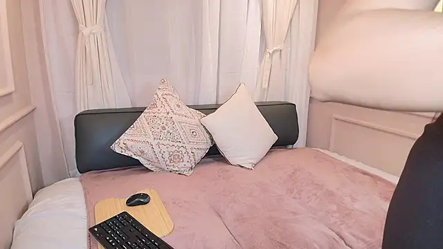 Nahomi key  online show from November 14, 2025, 7:45 pm