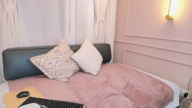 Nahomi key  online show from November 15, 2025, 7:43 pm