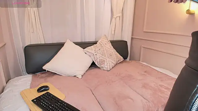 Nahomi key  online show from November 18, 2025, 7:51 pm