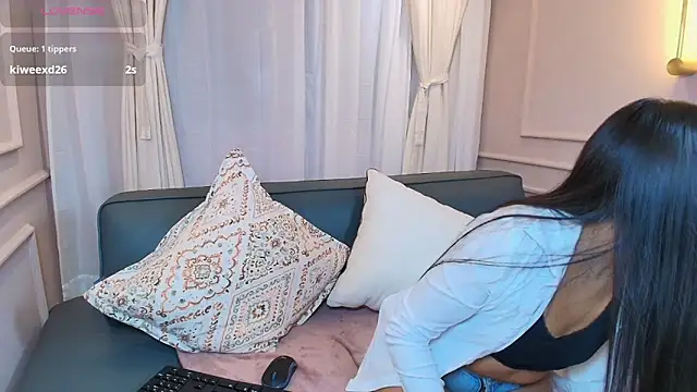 Nahomi key  online show from November 21, 2025, 7:45 pm