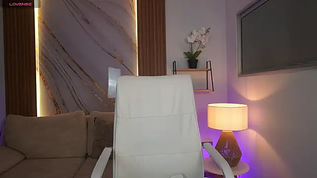 MilaCrave online show from December 17, 2025, 11:38 am