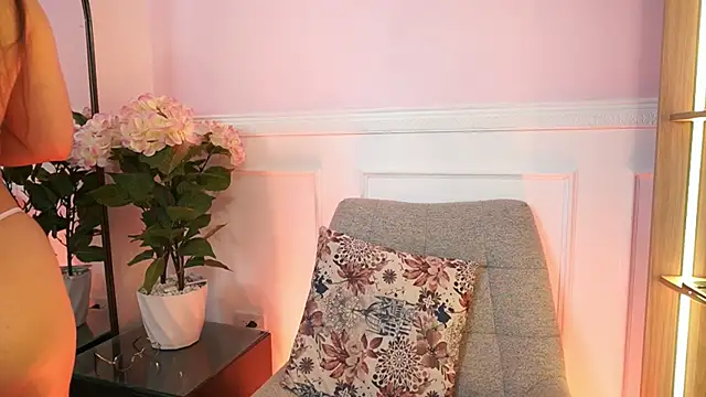 MilaCrave online show from April 3, 2026, 11:41 am