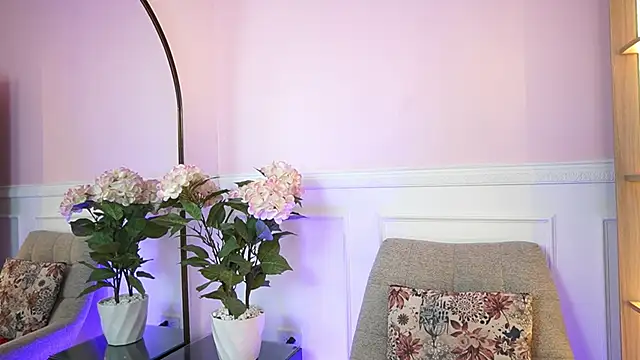 MilaCrave online show from April 23, 2026, 11:42 am