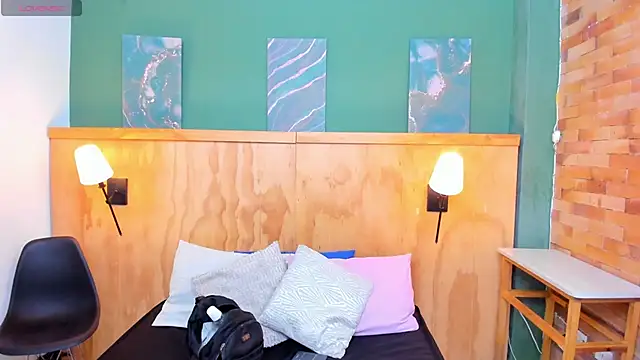 halleylorens online show from April 21, 2026, 7:17 pm