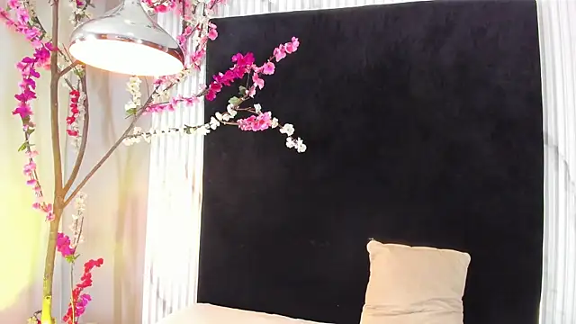 MONIK FOX CR online show from November 30, 2025, 7:40 pm