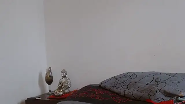 naiaratobon   online show from February 20, 2026, 8:42 pm