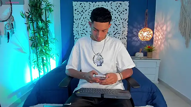 Adonis WB online show from October 2, 2025, 8:38 pm