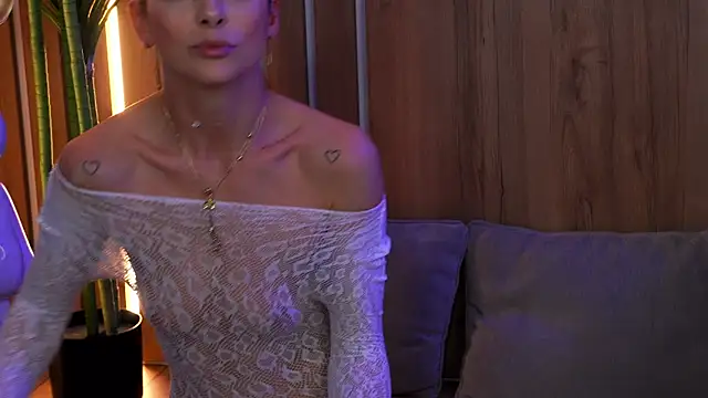 EllyLynn online show from April 18, 2026, 6:23 pm