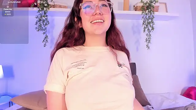 Nicolle Evanss  online show from April 7, 2026, 3:29 am