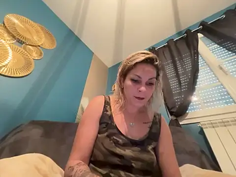 minettedusud online show from September 19, 2025, 9:32 am