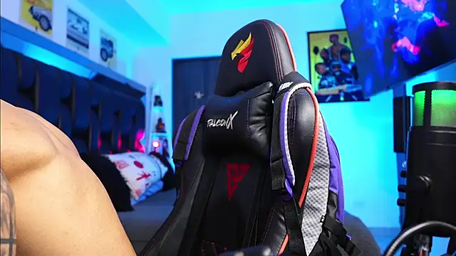 logan hugh8 online show from February 25, 2026, 1:04 am