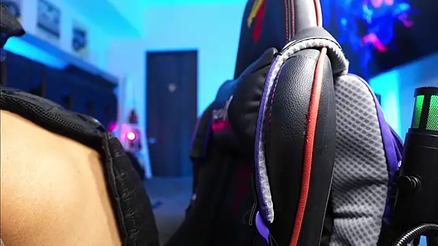 logan hugh8 online show from February 26, 2026, 2:43 am