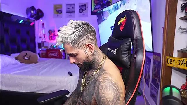 logan hugh8 online show from March 12, 2026, 1:01 am