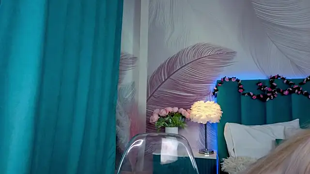 Monica Leen online show from November 22, 2025, 6:34 am