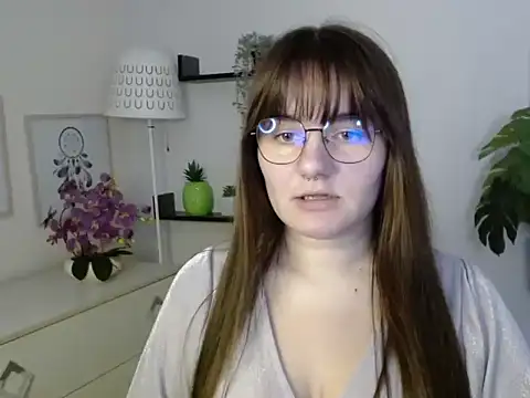 Julie Diamond online show from November 18, 2025, 2:43 pm