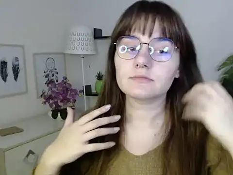 Julie Diamond online show from November 19, 2025, 1:44 pm