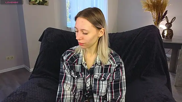 NyxaThorn online show from September 27, 2025, 2:55 pm