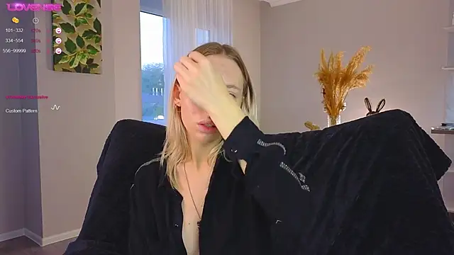 NyxaThorn online show from October 12, 2025, 2:38 pm