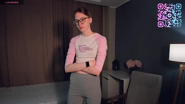 SharylSmalt online show from April 10, 2026, 1:11 am