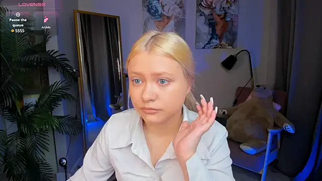 Snapshot of Millie_Vanillies chatting on September 10, 2025, 3:01 pm Millie Vanillies online show from September 10, 2025, 3:01 pm